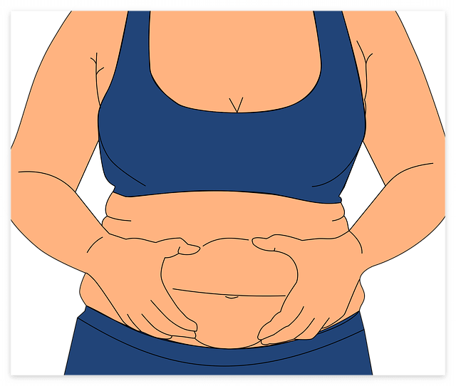 두꺼운 배가 2중으로 접힌 배를 두손으로 잡은 모습