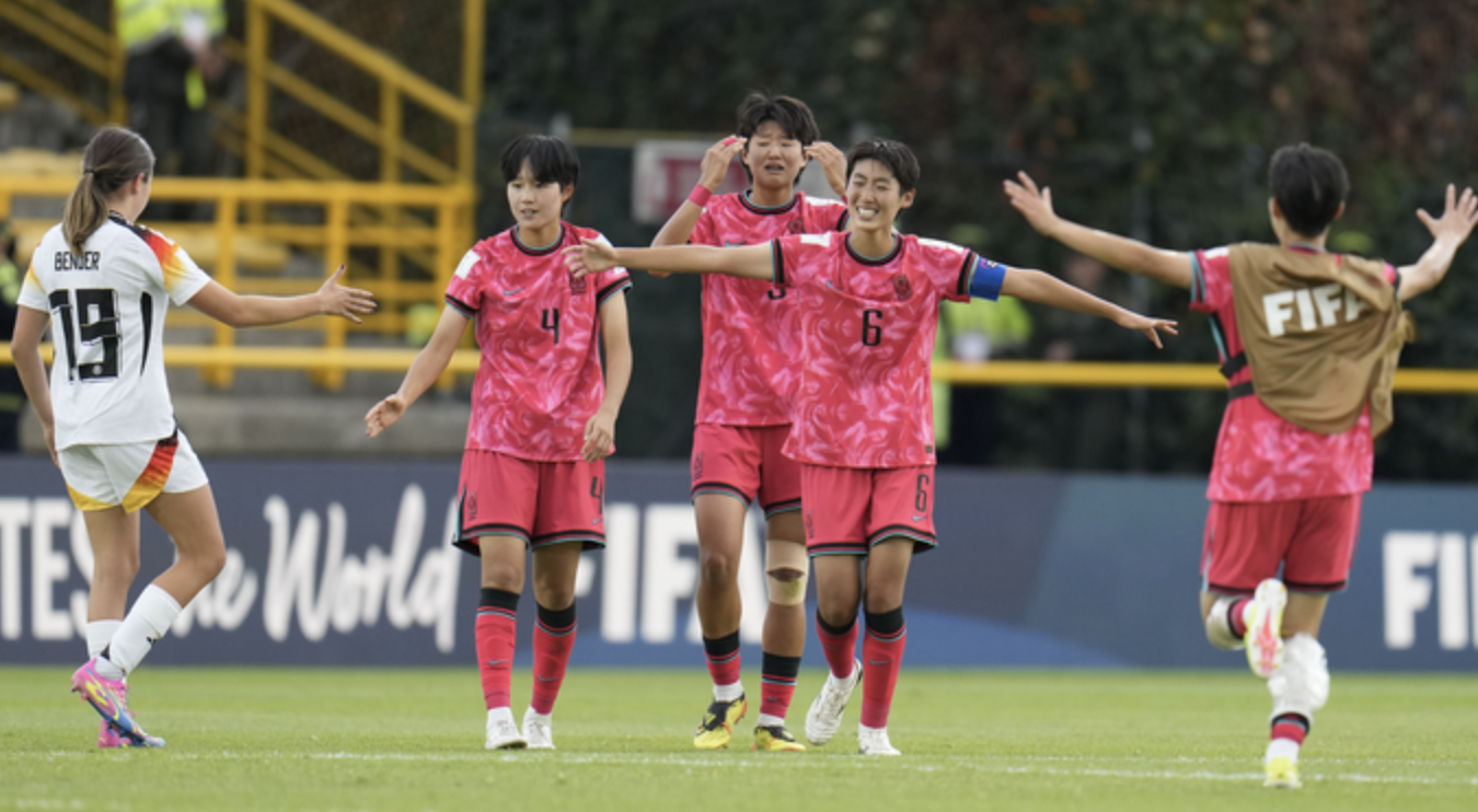 승리 후 기뻐하는 한국 여자 축구 대표팀 선수들