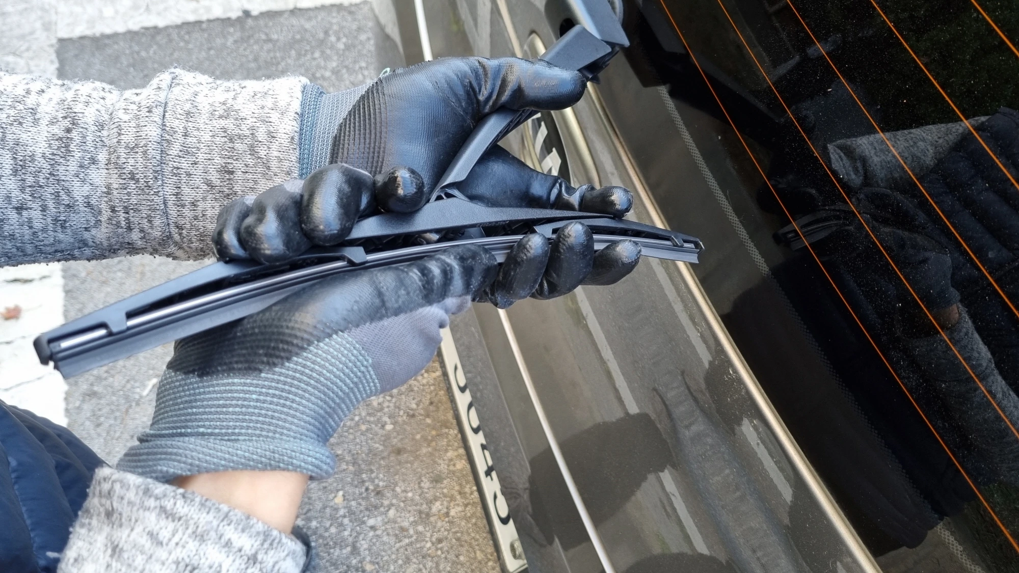 와이퍼 끼우는 모습