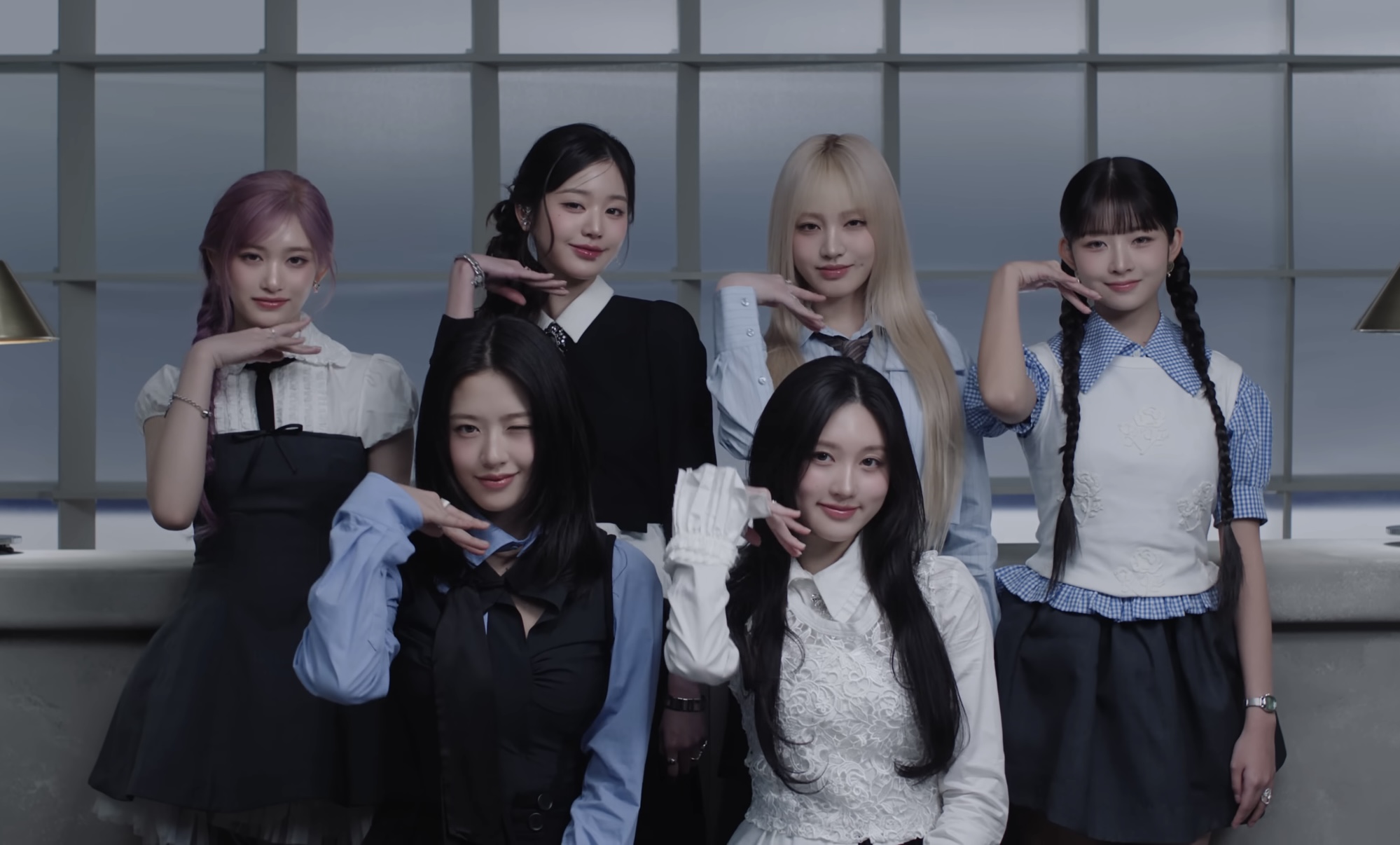 아이브 &quot;ATTITUDE&quot; 뮤직비디오 한 장면