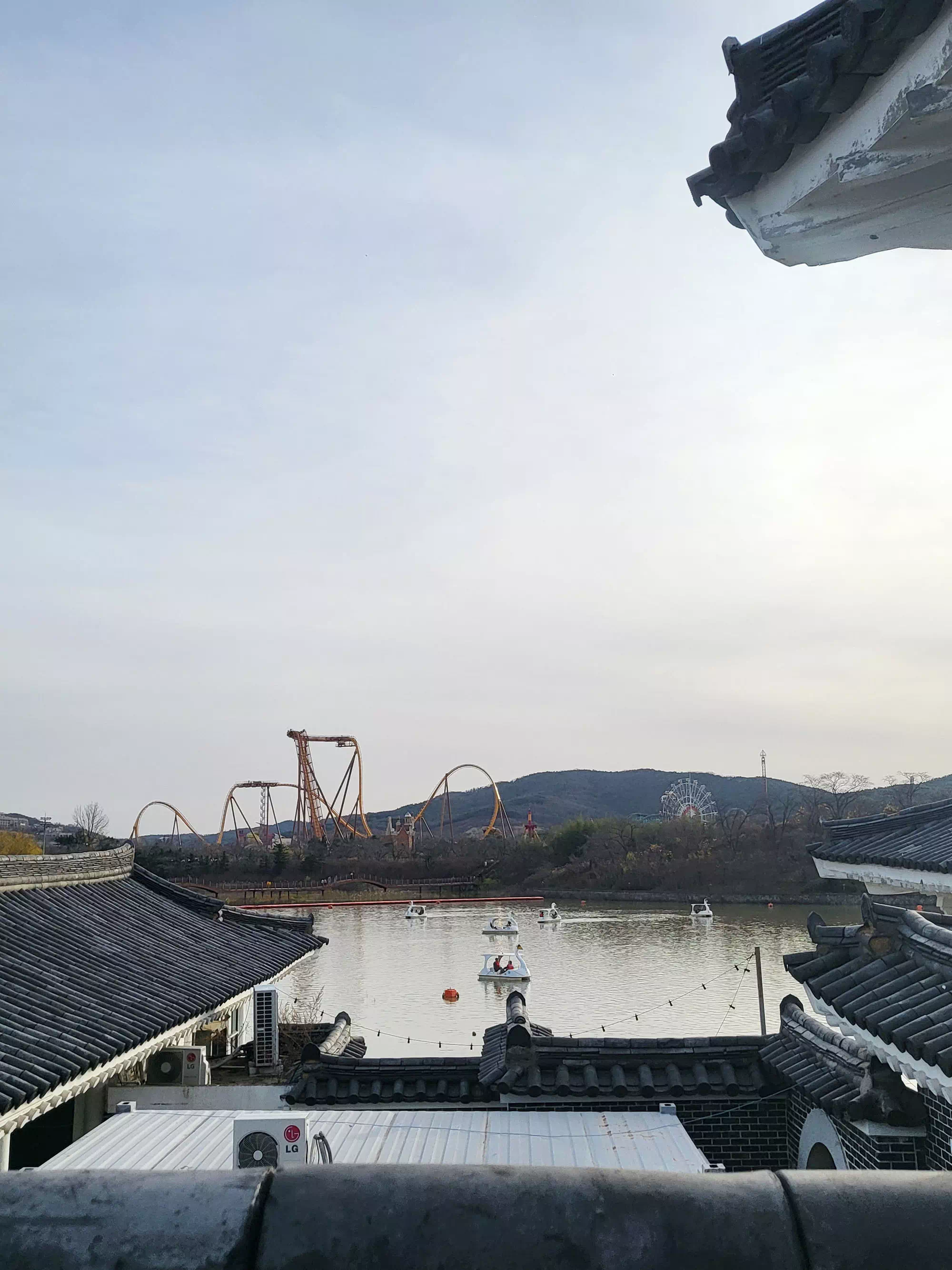 보문호 넘어로 보이는 경주월드