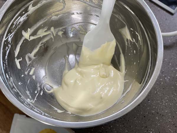 노른자 섞은 머랭