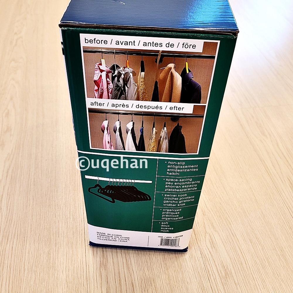 코스트코 논슬립 옷걸이 제품을 사용하면 이런느낌이 난다라는 사진이 제품에 있다. 하나는 이것저것 사용한 옷걸이들에 옷이 걸려져 있고, 하나는 논슬립 옷걸이를 사용한 가지런한 사진이다.