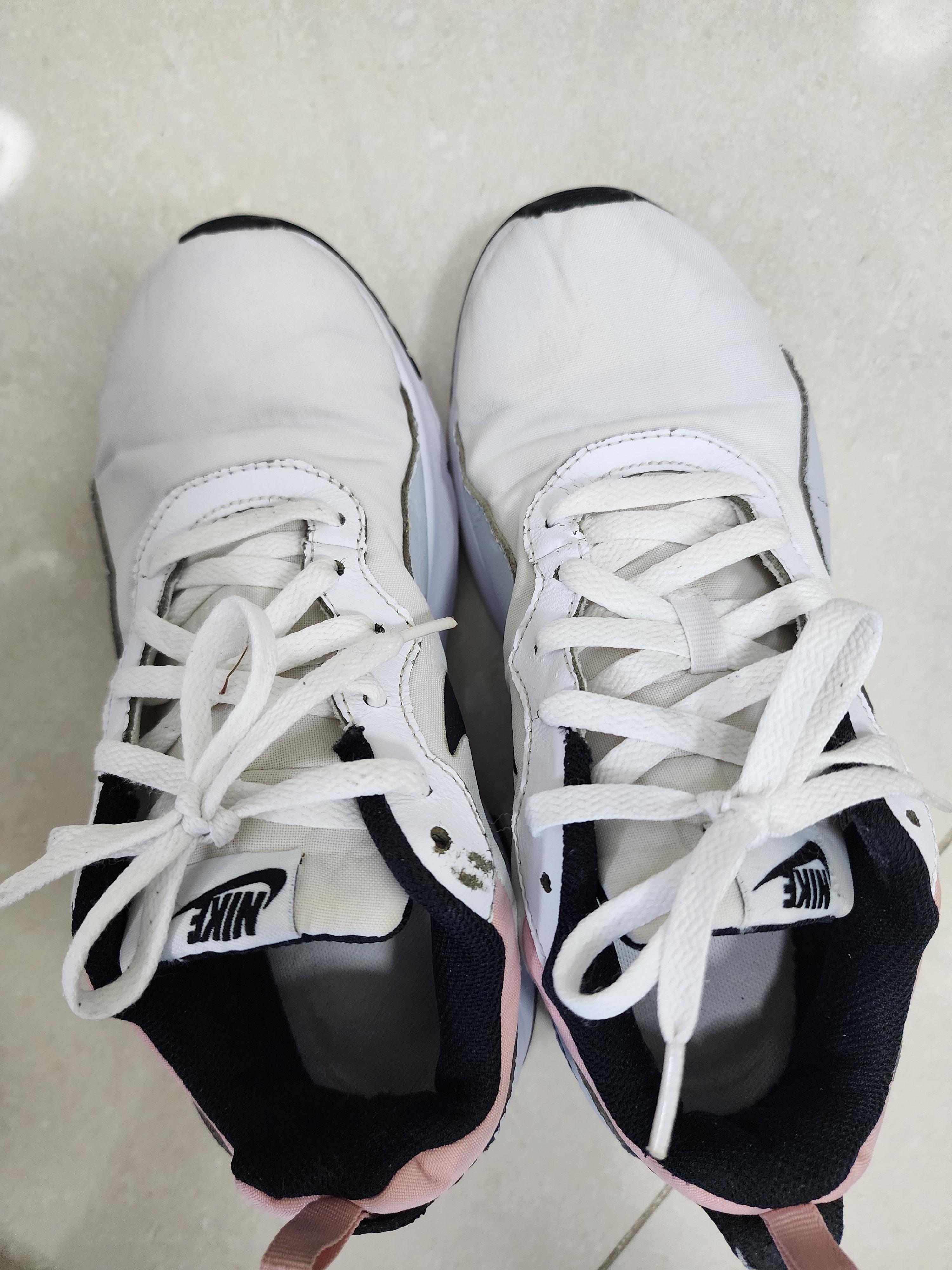 가죽 부분이 벗겨진 것 말고는 흰 부분은 모두 하얗게 빨렸어요