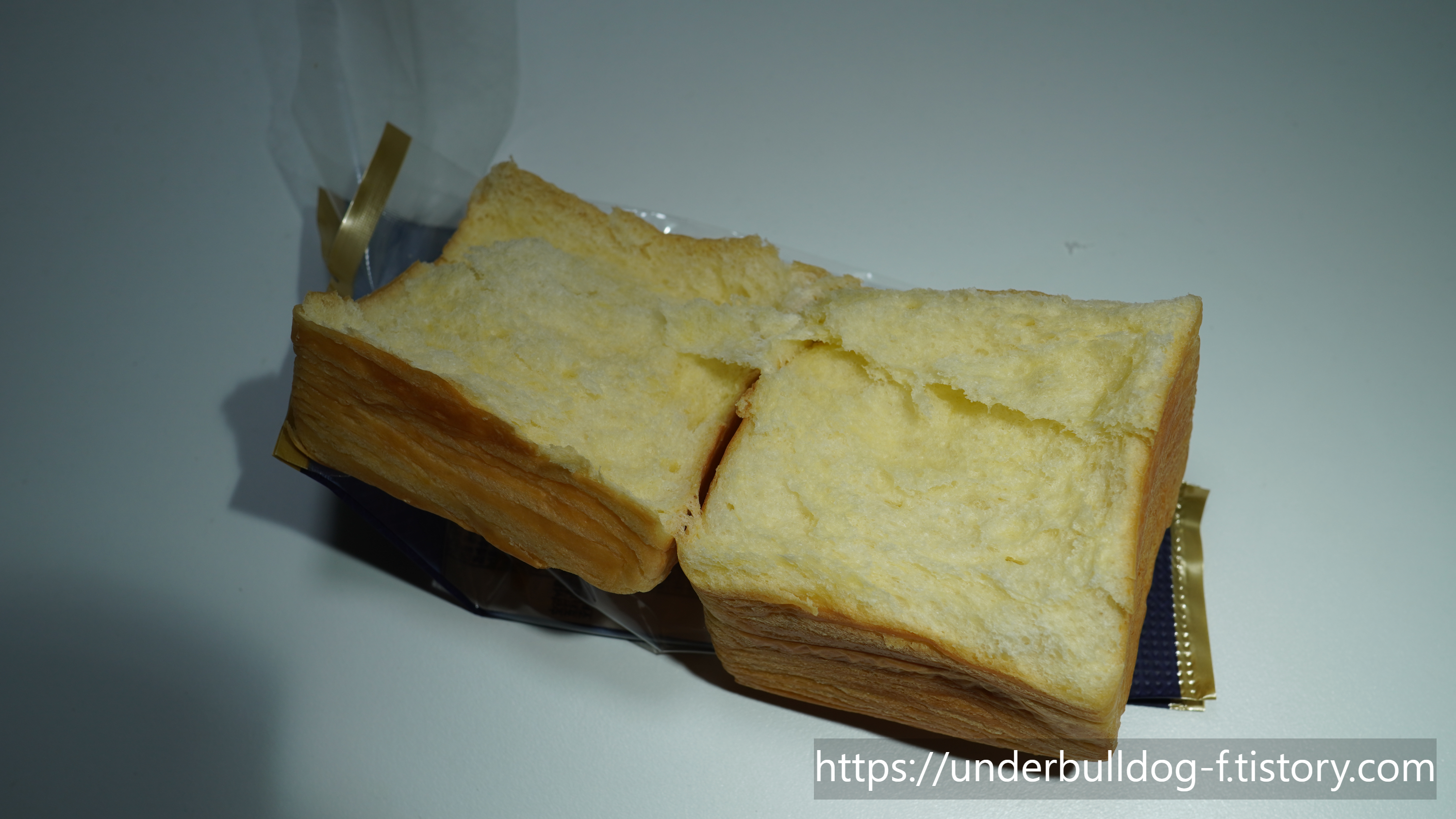 이름처럼 한 겹씩 뜯어먹는 재미가 있는 편의점 빵