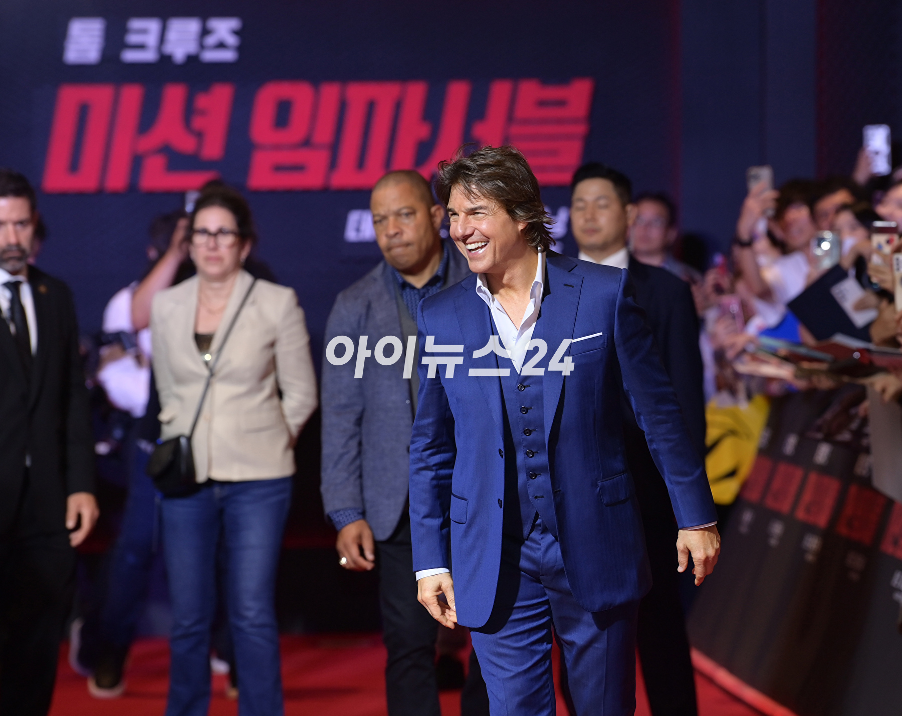 배우 톰 크루즈가 29일 오후 서울 송파구 롯데월드타워에서 진행된 영화 '미션 임파서블: 데드 레코닝 파트 원'(감독 크리스토퍼 맥쿼리) 내한 레드카펫 행사에 참석해 한 팬에게 자신의 얼굴이 새겨진 부채를 받고 기뻐하고 있다. [사진=정소희 기자]