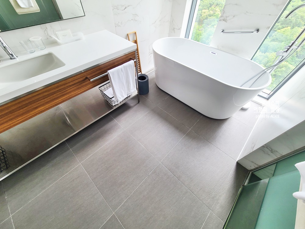 라까사호텔 광명 디럭스 더블룸 월렛 후기, 경기도 호캉스 추천, 숲 뷰 욕조