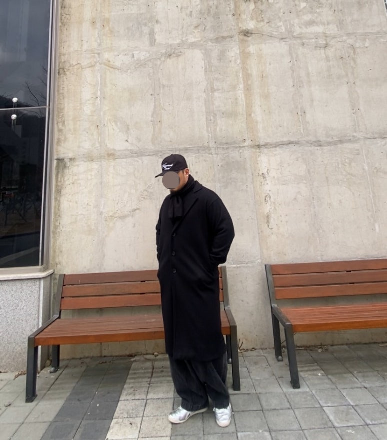 데일리룩('26.1.9.)에페 빈티지 할리우드 스타 볼캡, 아이라이크큐 빈티지 목도리 머플러, 시그니처 울 롱코트, 무신사스탠다드 벌룬 팬츠, 아식스 오니츠카타이거 멕시코66 실버