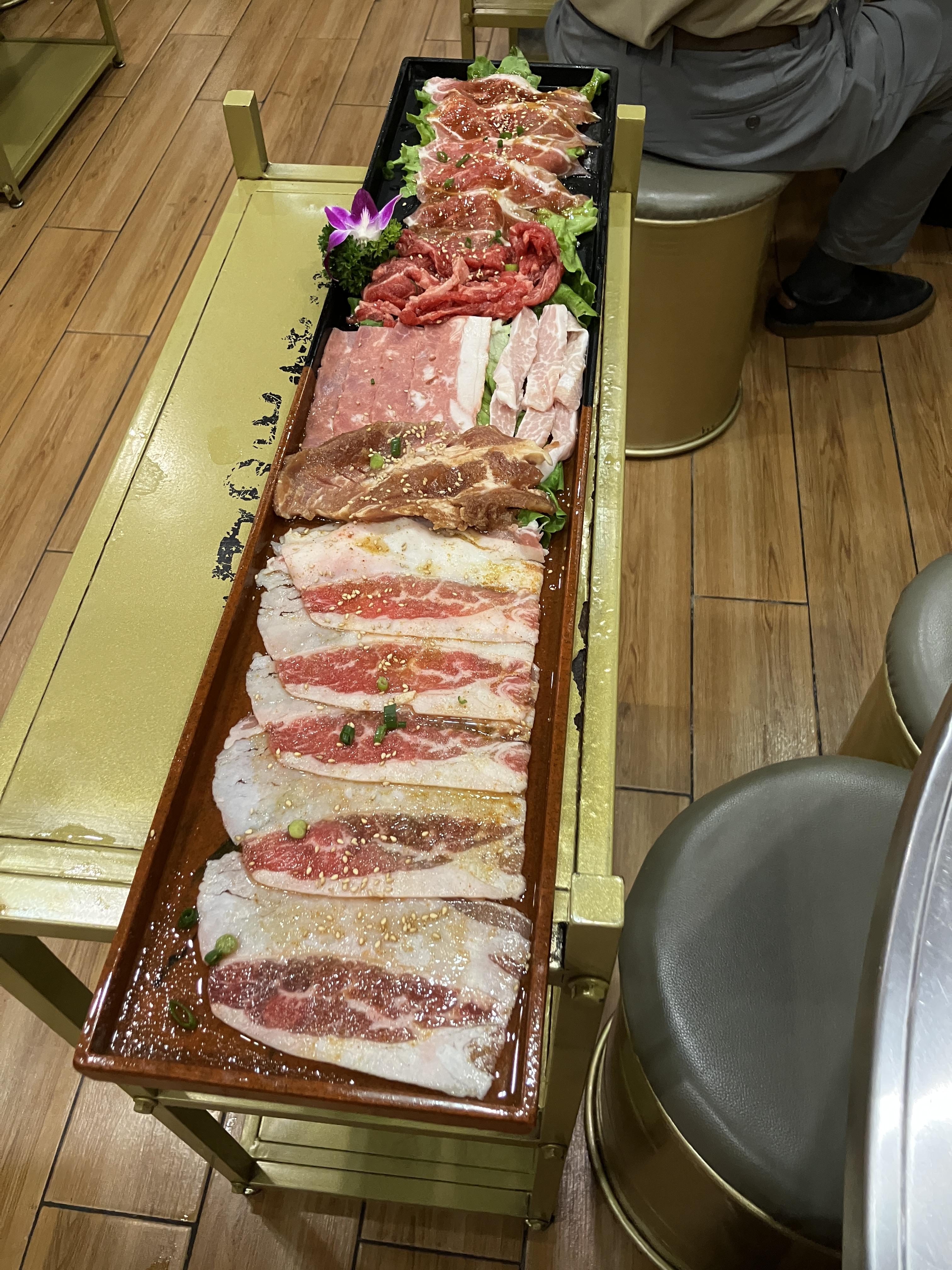  2단으로 쌓인 모듬구이들