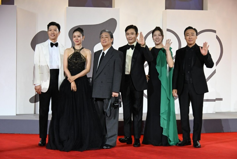 베니스 진출한 박찬욱 감독 신작 어쩔수가없다