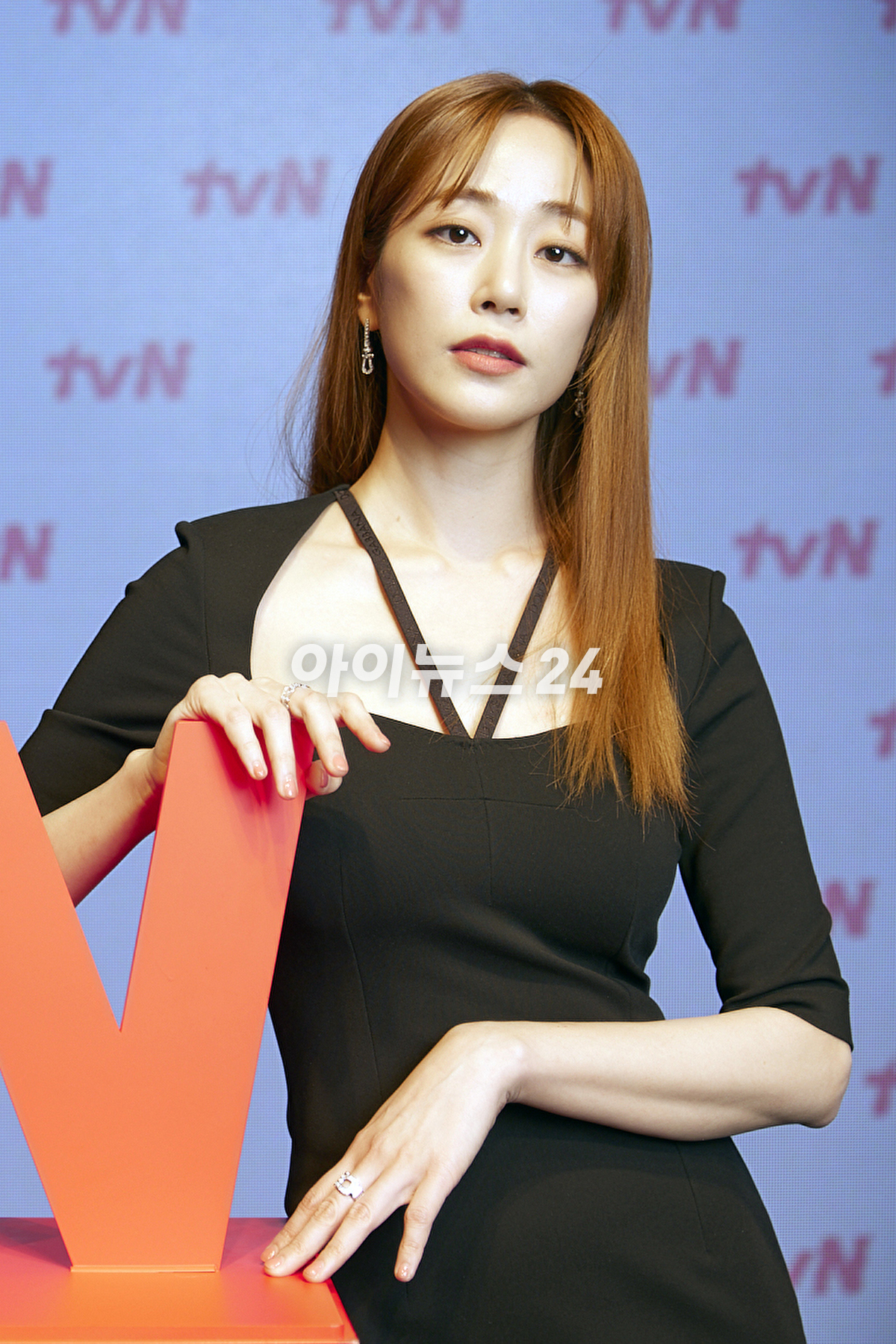 배우 김효진이 19일 온라인으로 진행된 tvN 새 토일드라마 '무인도의 디바' 제작발표회에 참석하고 있다. [사진=tvN]