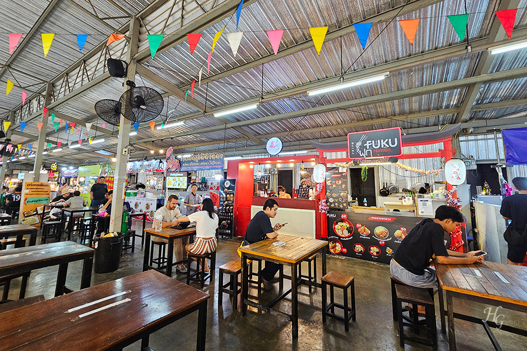 타프라 오픈 에어 야시장(Tha Phra Open Air Market / ตลาดเดินเล่น ท่าพระ) 테이블에 앉아 있는 사람들