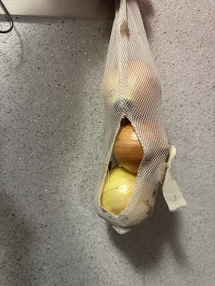 베란다에 걸어둔 통양파 보관 모습