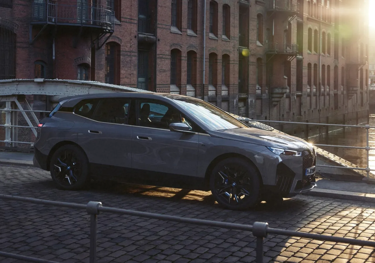 BMW IX M60 차량 이미지