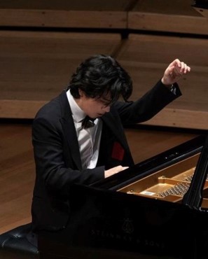 혼신의-힘을다해-피아노를-연주하는-천재-피아니스트-임윤찬