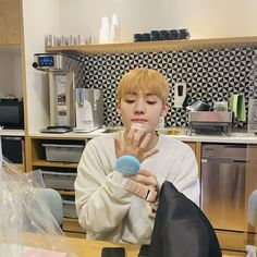 손거울을-보며-턱부분에-파우더를-조심스럽게-바르는-남자