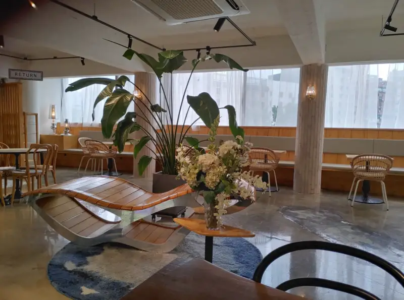 라띠에라-매장내부-창가