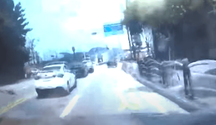 음주 운전 차량의 블랙박스 영상의 일부 캡쳐 사진