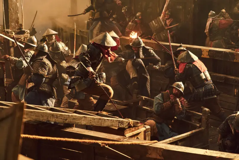 영화 노량- 판옥선 위에서 전투중인 조선군과 왜군