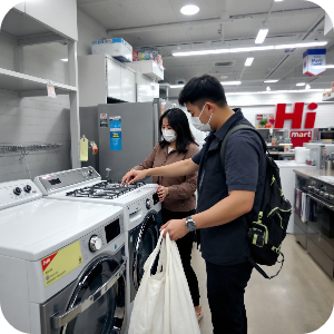 혼수가전 준비하는 예비 부부 이미지