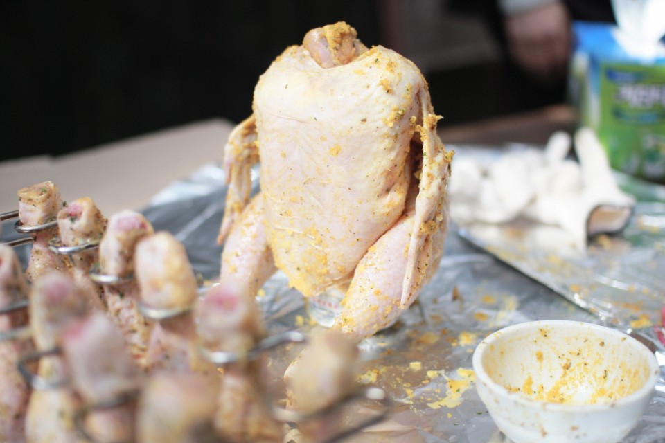 맥주캔 위에 닭을 꽂아 세운 비어캔치킨 준비 상태