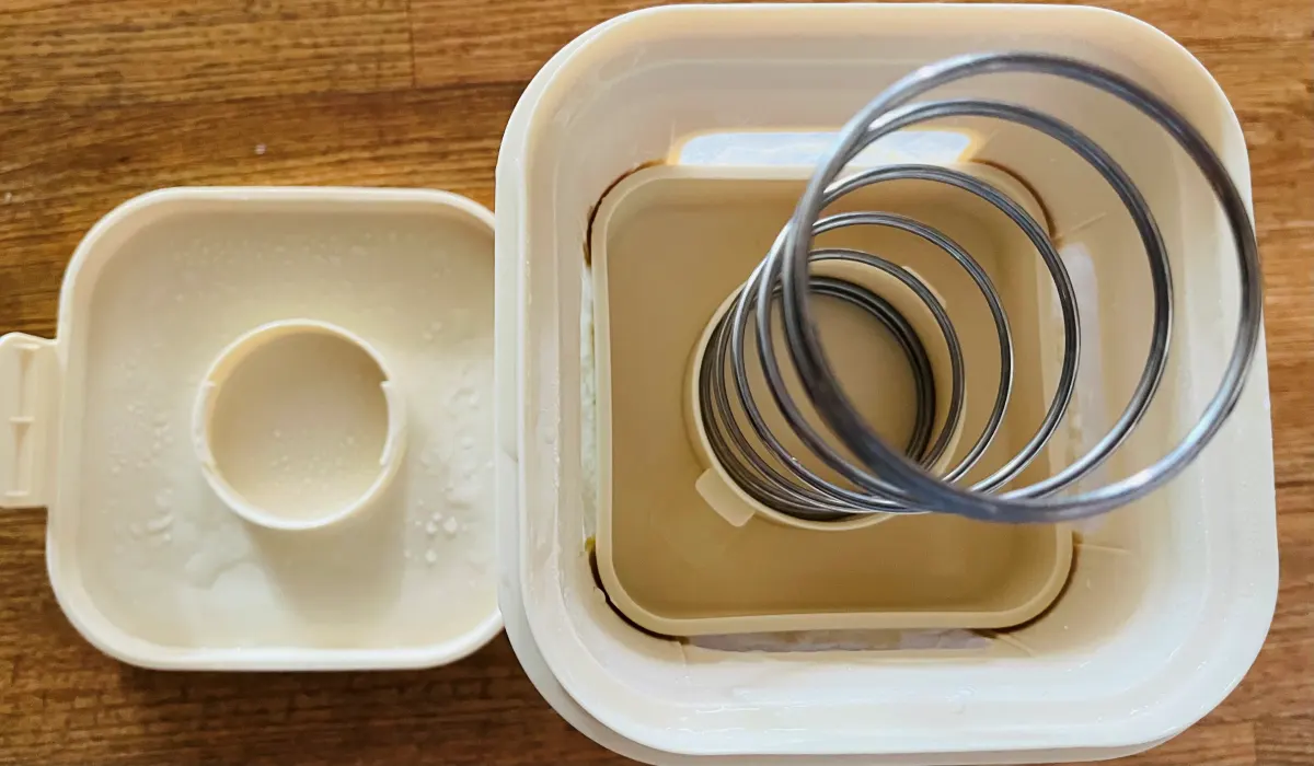 유청분리기의 내부 뚜껑을 덮은 사진