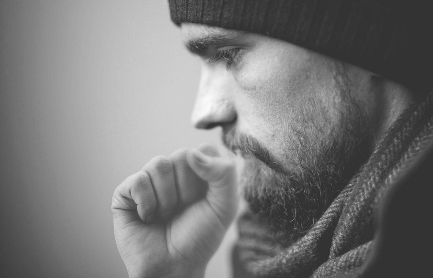 가래가 생기는 원인으로 기침을 하고 있는 남자