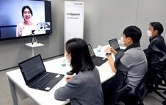 코라나로-인해-면접관-세명이-마스크를-착용하고-화상으로-여성-지원자를-면접하는-모습