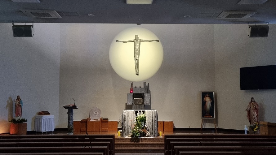 남밀양성당 제대, 제단, 십자고상, 감실 사진