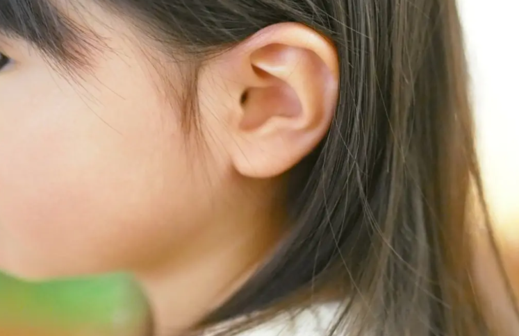 귀 밑이 부운 아이