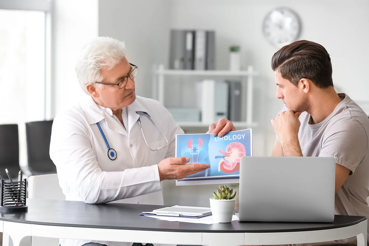 비뇨기과-의사와-상담하는-발기부전을-겪고-있는-젊은-남성