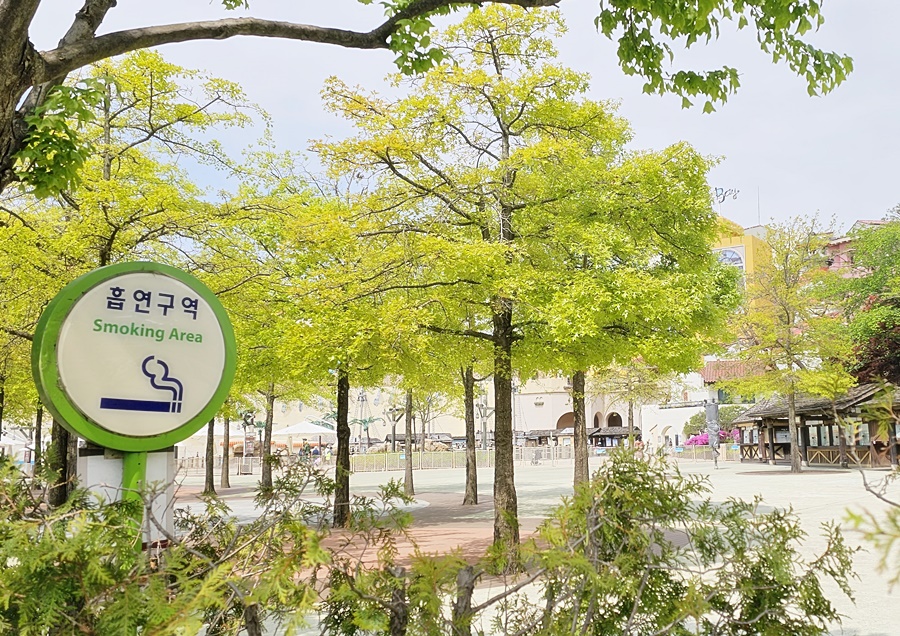 매표소 오른쪽 편 흡연구역