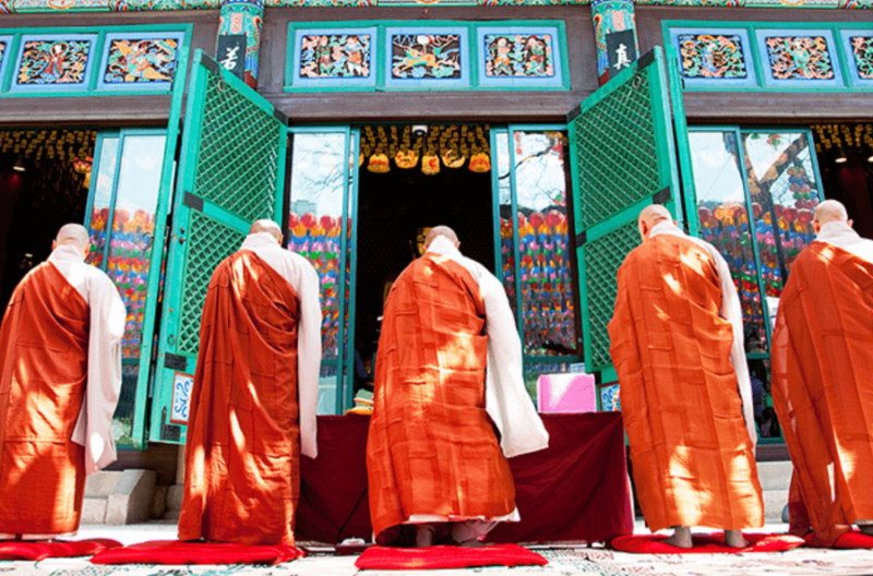 가사를 입은 스님의 모습