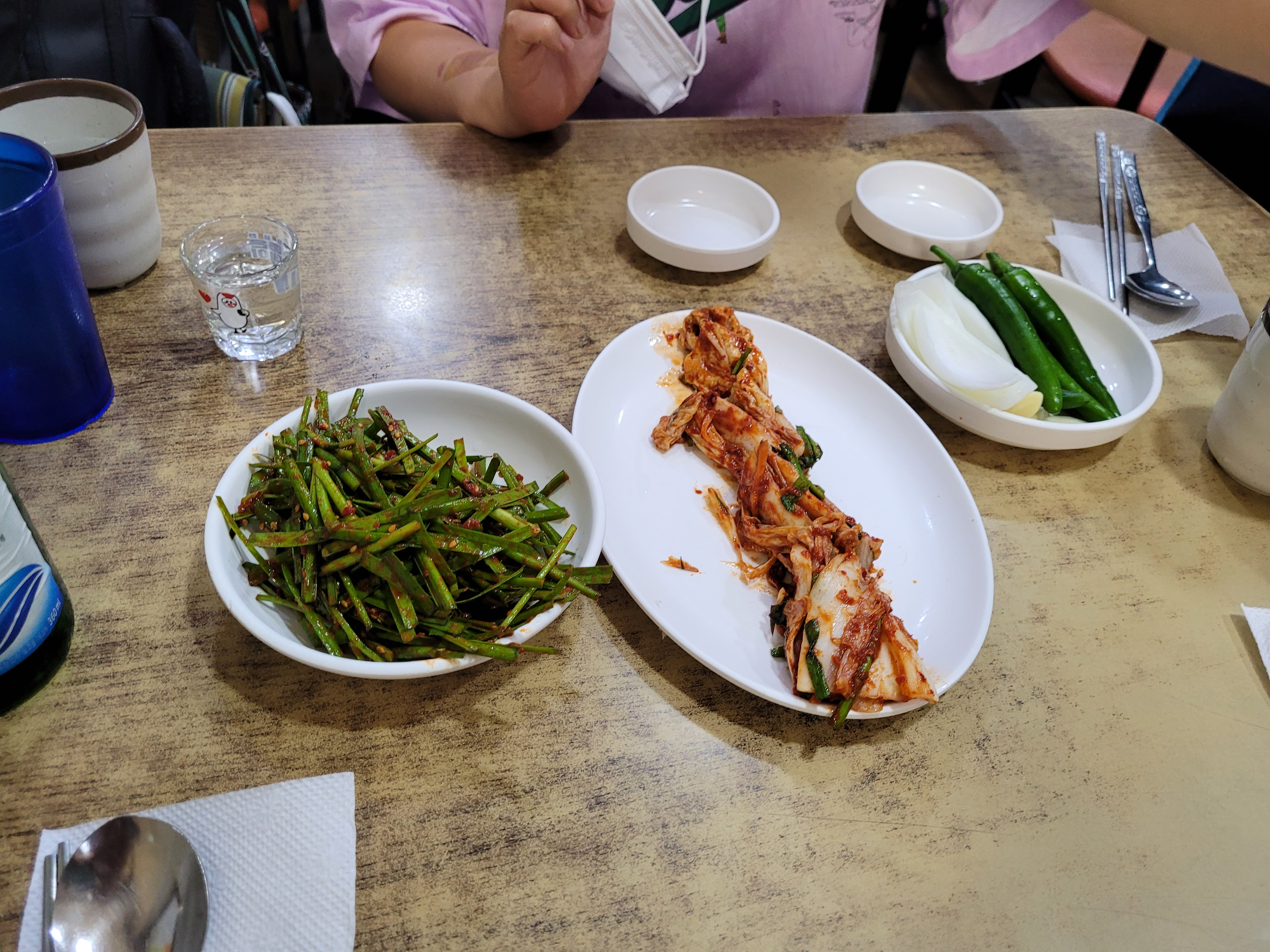 부추무침, 김치, 고추와 양파 등 기본 상차림