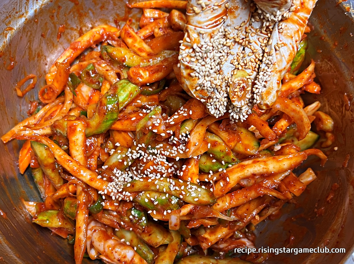 도라지 무침에 통깨를 뿌리는 사진