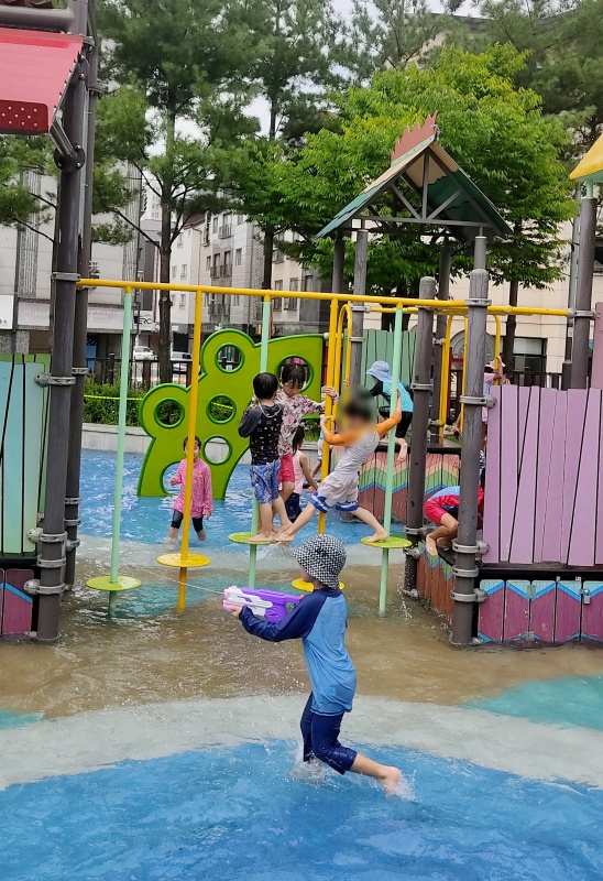 놀이터 시설 아래로 발목까지 차는 물