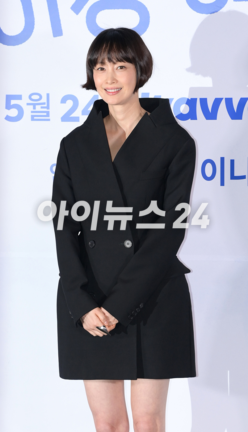 &#39;뱀파이어 미모&#39; 배우 이나영이 23일 오후 서울 CGV 용산아이파크몰에서 열린 웨이브 오리지널 드라마 &#39;박하경 여행기&#39; 언론 초청 시사 간담회에 참석하고 있다. [사진=정소희 기자]