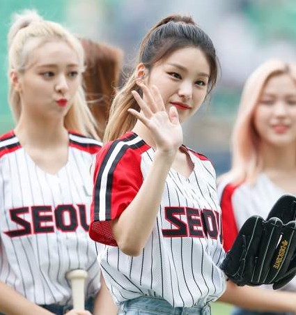 LG 트윈스 ITZY 채령 예지 시구 사진 SSG랜더스