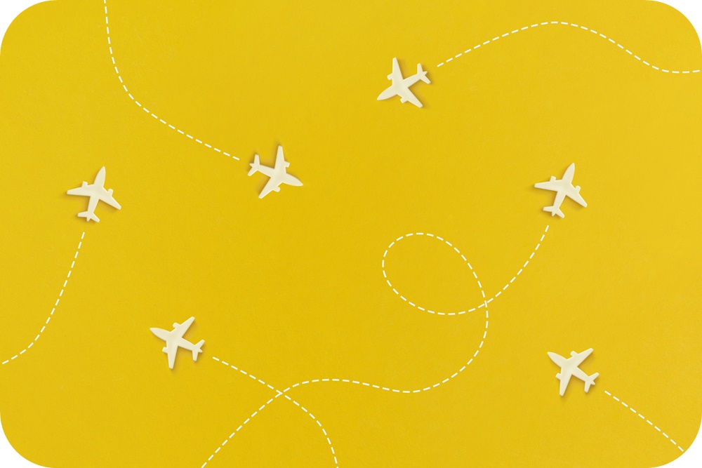 여러-방향-움직이는-항공기-노랑색-배경