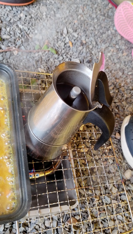 커피를 내뿝는 모카포트