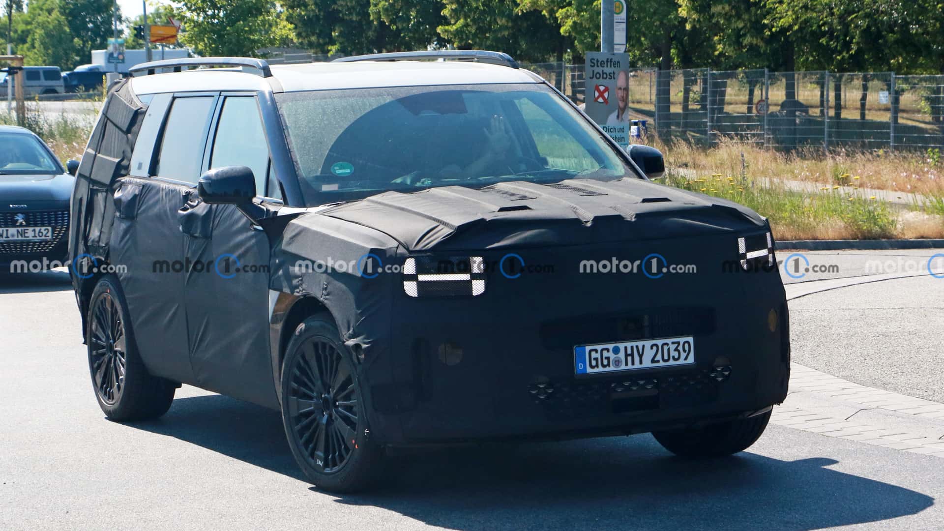 현대자동차가 올 하반기 선보일 신형 '싼타페 풀체인지(MX5)'가 해외에서 주행테스트 중 새롭게 포착됐다.