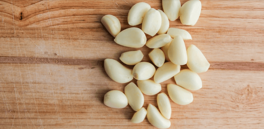 이석증에 좋은 음식 마늘 여러 알이 놓여 있다