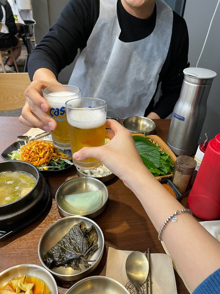 남편과 오랜만에 맥주 한잔 하는 사진