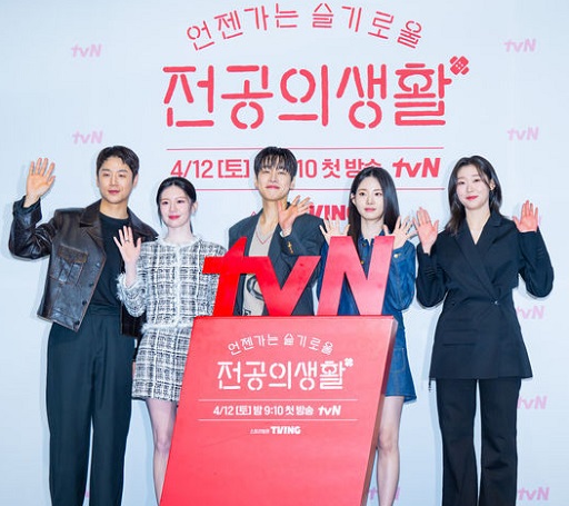 언제가는 슬기로울 전공의 생활 홍보 이미지