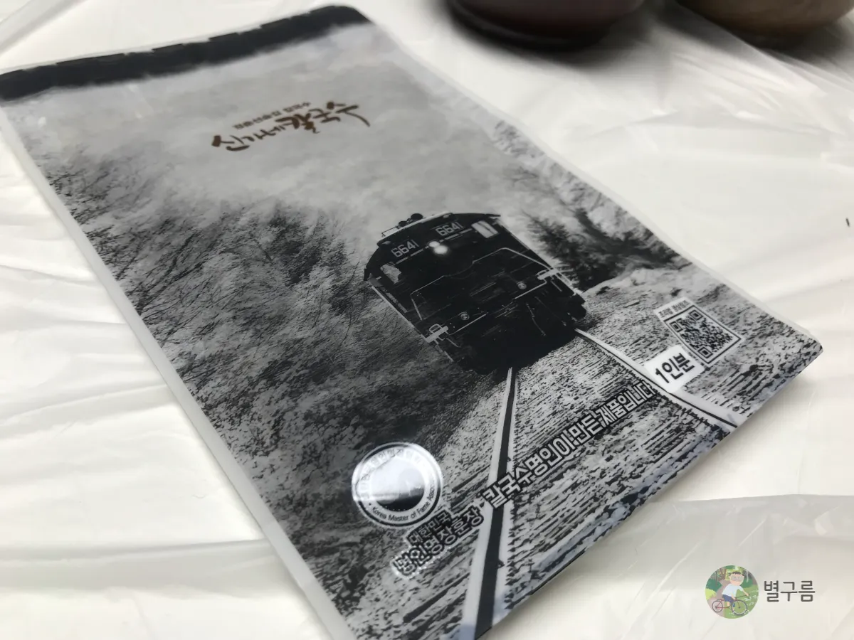 신가네칼국수-들깨가루-포장-테이블에-놓여있다