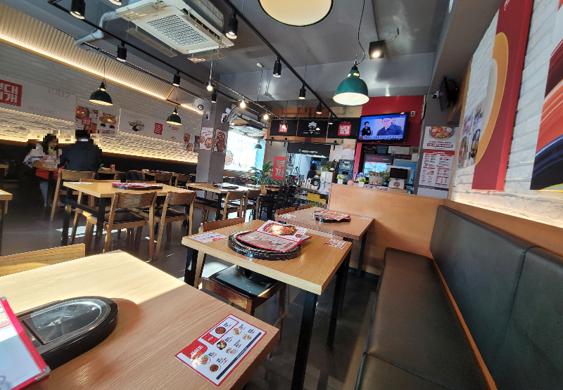 놀부부대찌개 불광역점 내부