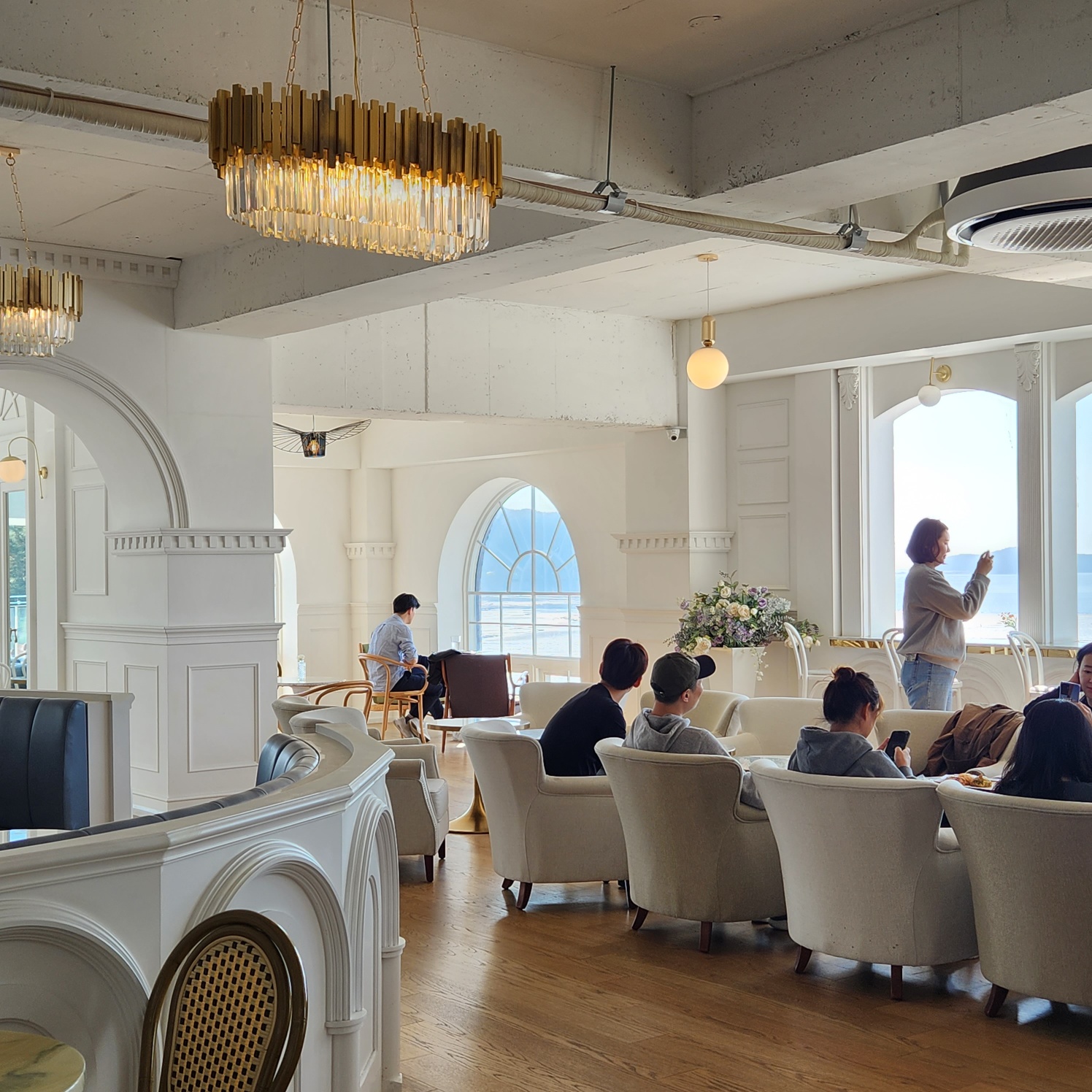 카페 내부 인테리어 사진