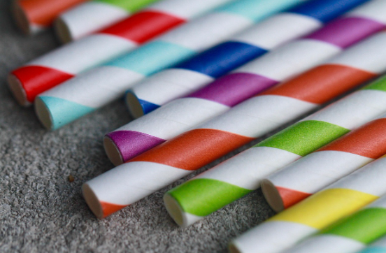 친환경 빨대의 하나인 종이빨대