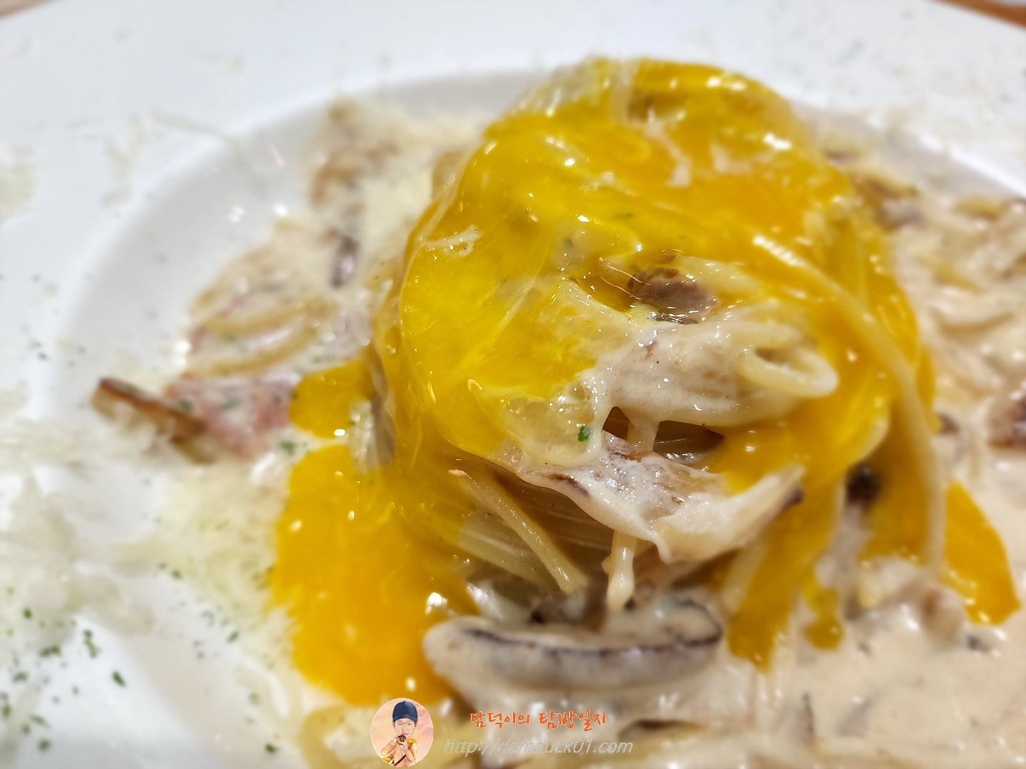 노른자 화산 폭발한 에그탑 까르보나라