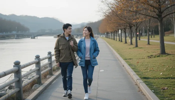 강변 산책로에서 함께 걷는 중년 한국인 부부